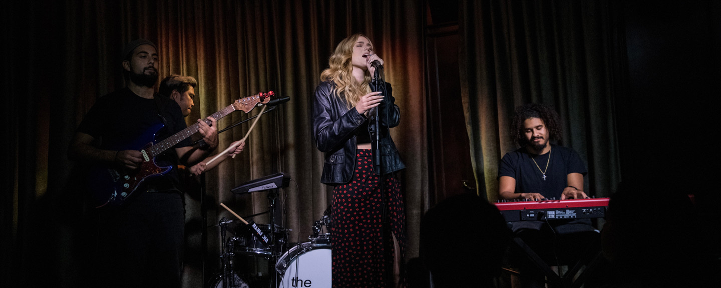 Helena singing on stage