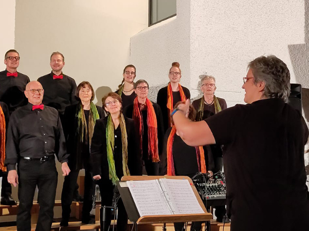 Beatrice Buob leading the choir