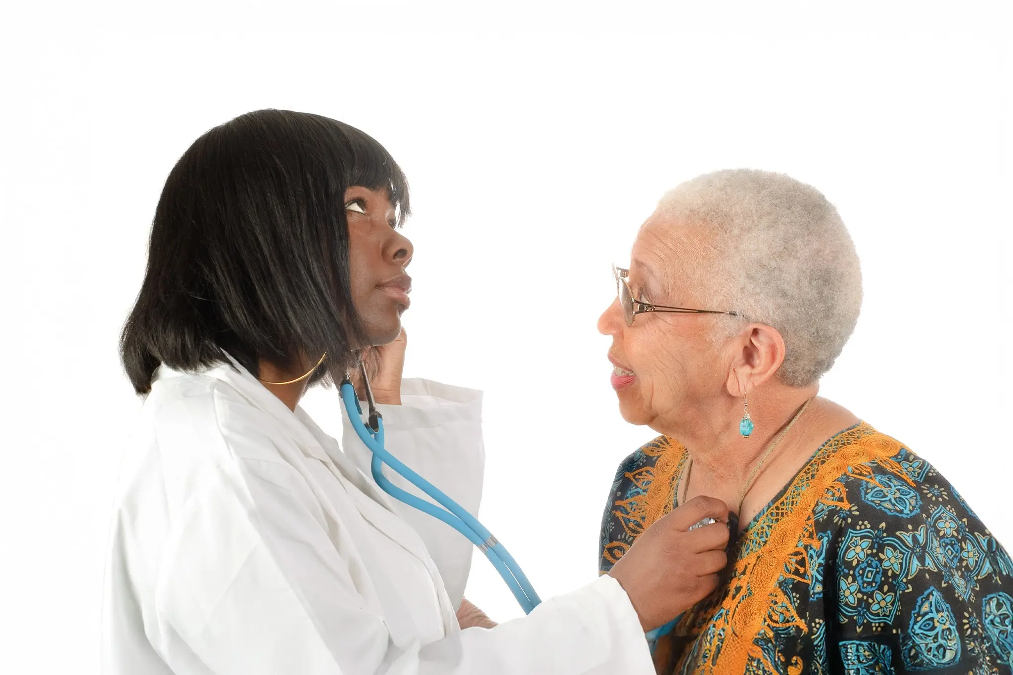 Nursing wearing white and checking pacient with a thethoscope
